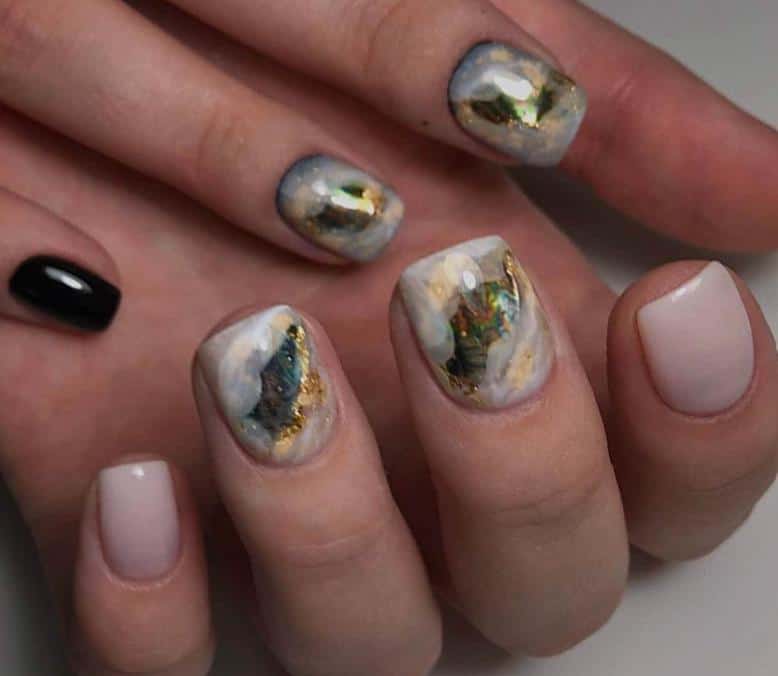 Nail art with marble effect.