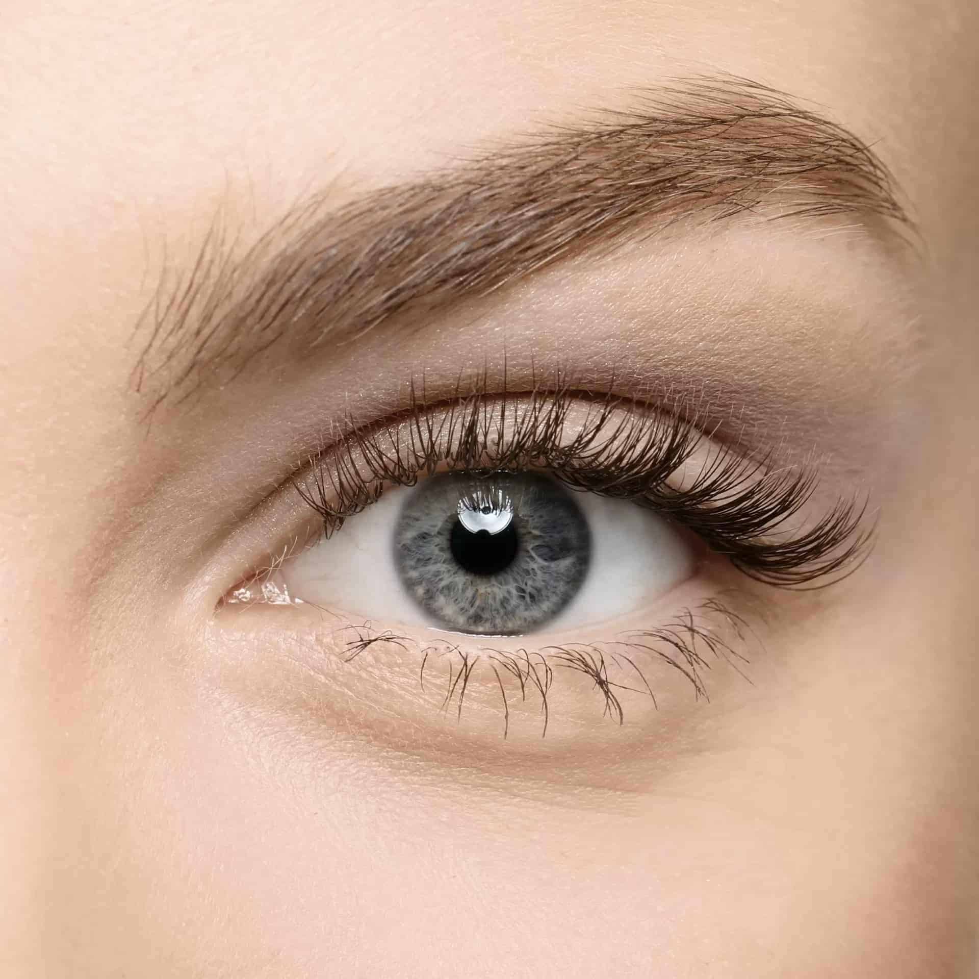 Before and after results of a lash lift treatment